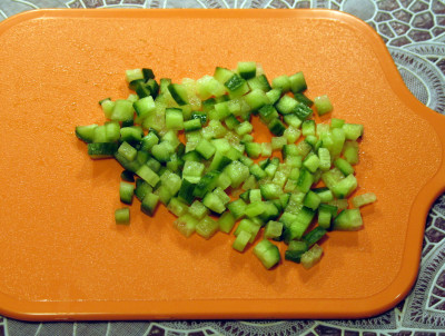 Фото этапа приготовления салата с креветками и авокадо