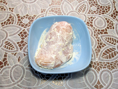 Фото этапа приготовления салата с фасолью и курицей по-питерски