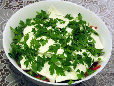 Фото этапа приготовления греческого салата