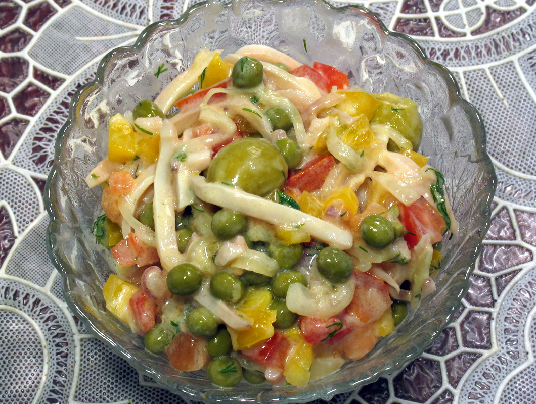 Праздничный салат с маринованными огурцами