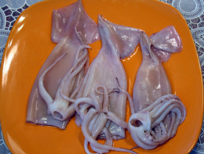 Фото этапа приготовления салата из кальмаров
