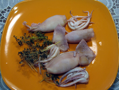 Фото этапа приготовления салата из кальмаров