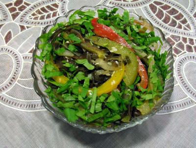 Фото этапа приготовления салата из морской капусты
