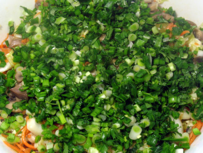 Фото этапа приготовления салата из пекинской капусты