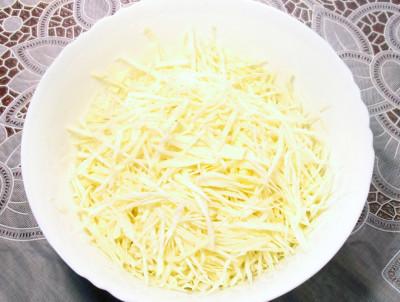 Фото этапа приготовления салата из капусты