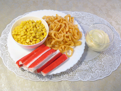 Рецепт простого салата из крабовых палочек с крабовыми чипсами — фото продуктов
