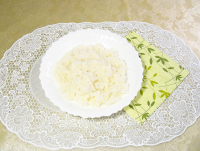 Фото этапа приготовления крабового салата с рисом