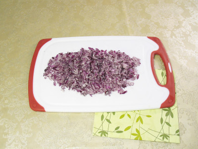 Фото этапа приготовления крабового салата с рисом