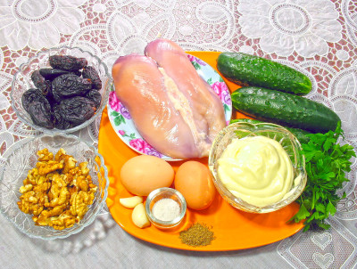 Рецепт салата с черносливом и курицей — фото продуктов