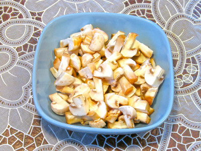 Фото этапа приготовления салата с грибами и курицей