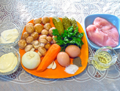 Рецепт салата с грибами и курицей — фото продуктов