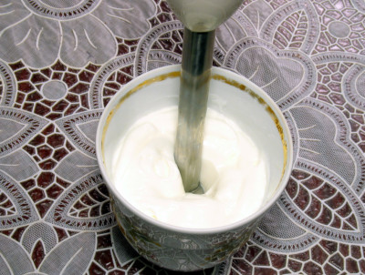 Фото этапа приготовления домашнего майонеза без яиц на молоке