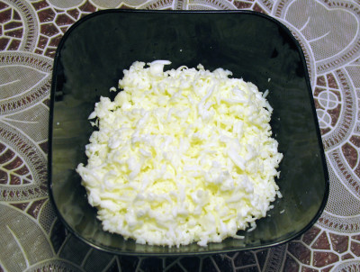 Фото этапа приготовления салата мимоза