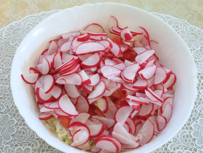 Фото этапа приготовления салата с грейпфрутом для свиного шашлыка