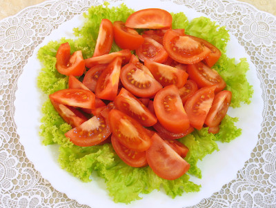 Фото этапа приготовления салата с маринованным луком и помидорами к шашлыку