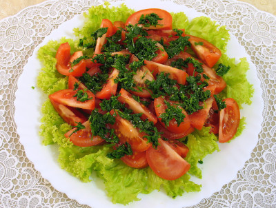 Фото этапа приготовления салата с маринованным луком и помидорами к шашлыку