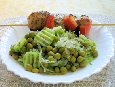 Салат с зеленым горошком к шашлыку