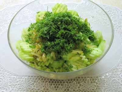 Фото этапа приготовления салата с зеленым горошком к шашлыку