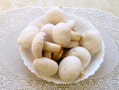 Фото этапа приготовления овощного маринованного салата с грибами к шашлыку