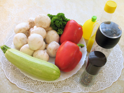 Рецепт овощного маринованного салата с грибами — фото продуктов