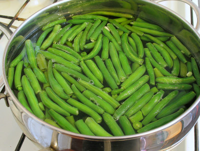 Фото этапа приготовления салата из зеленой фасоли к шашлыку