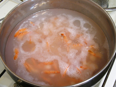 Фото этапа приготовления теплого салата из креветок и топинамбура