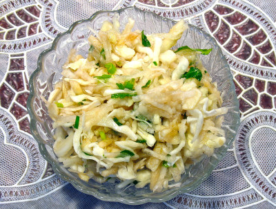 Фото этапа приготовления салата из топинамбура с капустой