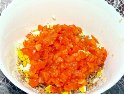 Фото этапа приготовления салата с консервированным тунцом и рисом