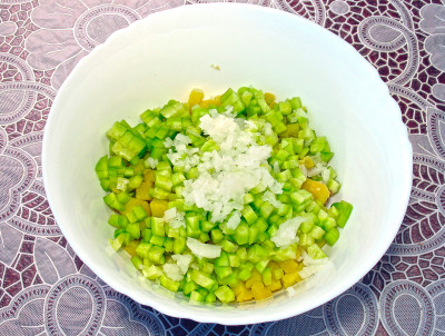 Фото этапа приготовления салата с тунцом и фасолью