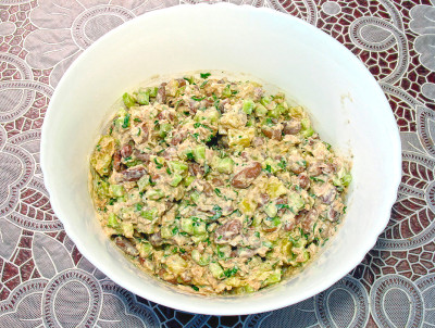 Фото этапа приготовления салата с тунцом и фасолью