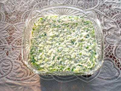 Фото этапа приготовления салата с консервированным тунцом и кукурузой
