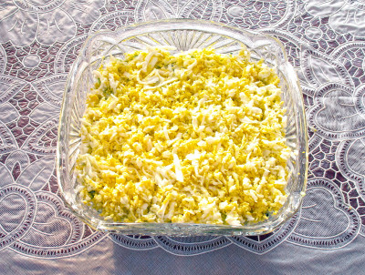 Фото этапа приготовления салата с консервированным тунцом и кукурузой