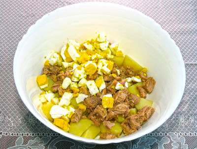 Фото этапа приготовления салата с тунцом и картошкой