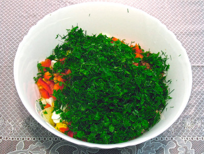 Фото этапа приготовления салата с тунцом и картошкой