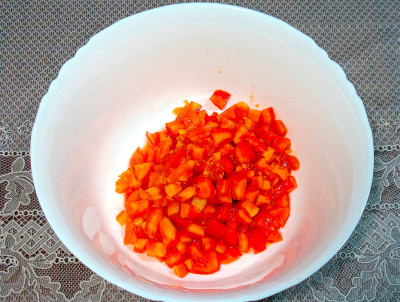 Фото этапа приготовления салата из тунца с томатами