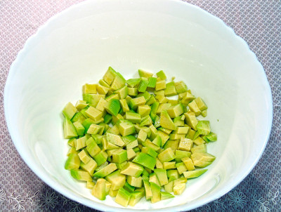 Фото этапа приготовления салата с тунцом и авокадо