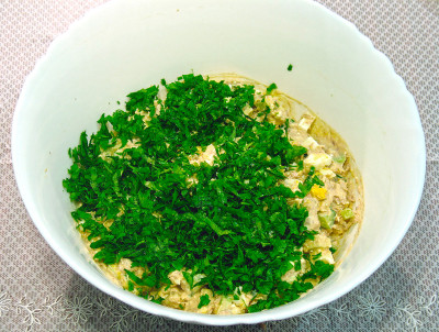 Фото этапа приготовления салата с тунцом и авокадо