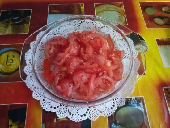 нарезать помидоры тонкими полукольцами