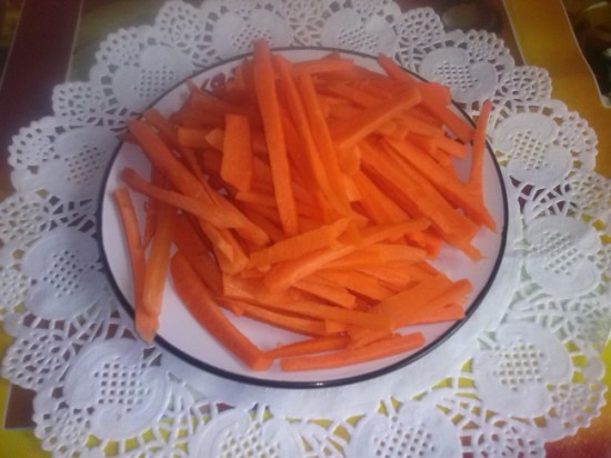 нарезать морковь соломкой