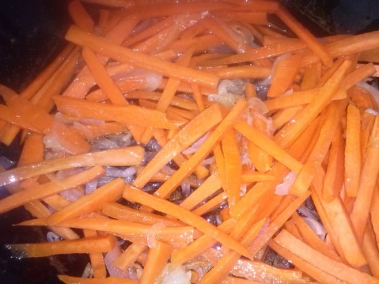 добавить морковь к луку и тушить