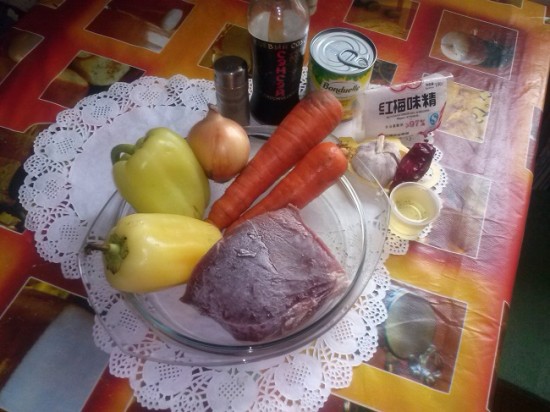мясо, болгарский перец, морковь и другие ингредиенты для салата