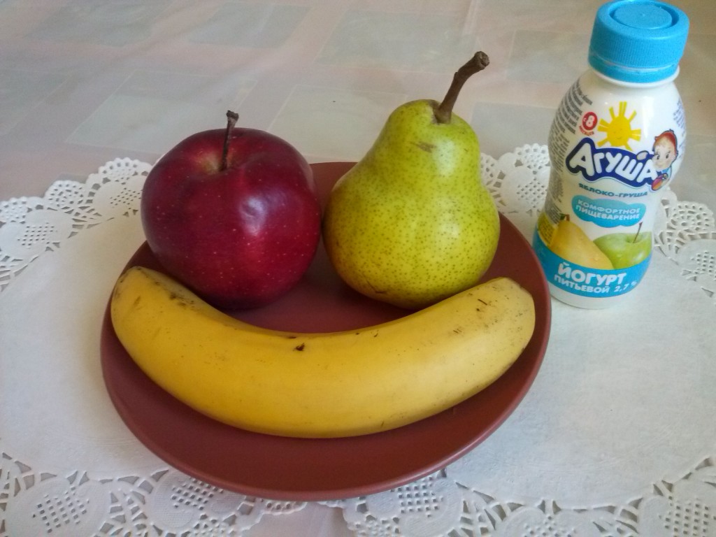 яблоко, банан, груша и йогурт