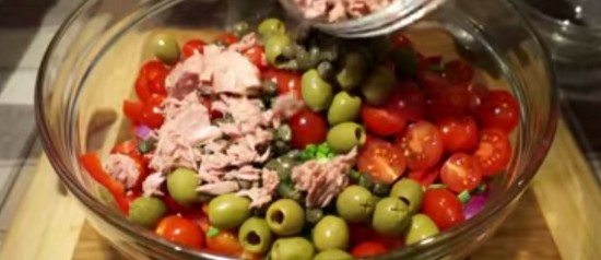 тунец, оливки, помидоры, лук, фасоль, салатница