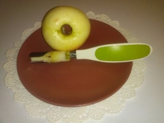 вырезать сердцевину яблока