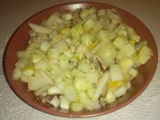 добавьте огурец к яблокам, картофелю и курице