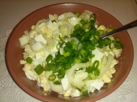 добавьте нашинкованный лук в салат