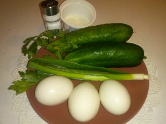 огурцы, зелень, яйца