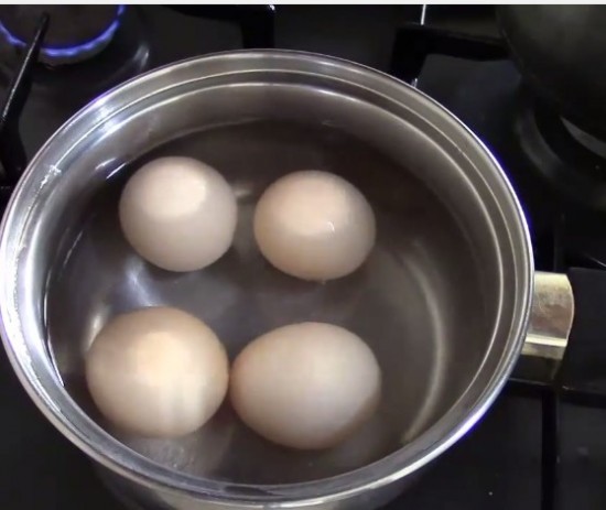 яйца, вода, кастрюля, печь 