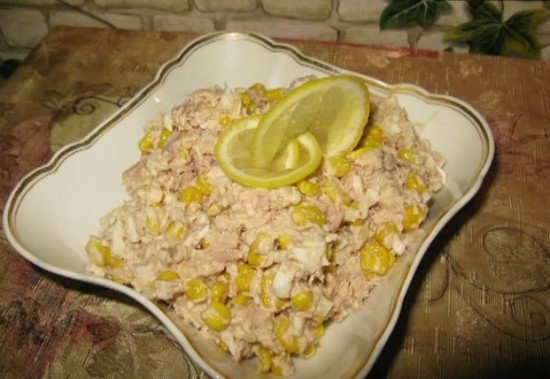 салат с рыбной консервой, лимон, украшение 