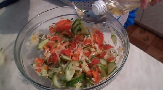 салат из овощей, растительное масло 